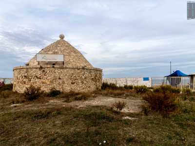 Il lido, il cui nome rimanda alla tipica struttura pugliese situata al suo ingresso, � stato fondato nel 1946 e per decenni � stato un punto di riferimento dei baresi tra mattinate al mare e cene nel suo ristorante vista Adriatico